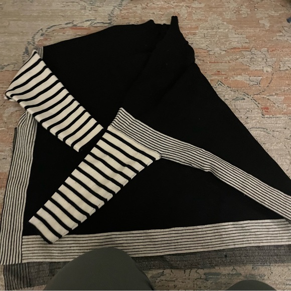 Zenana Outfitters • 1X Mock Neck Poncho Sweater • EUC - Picture 3 of 6